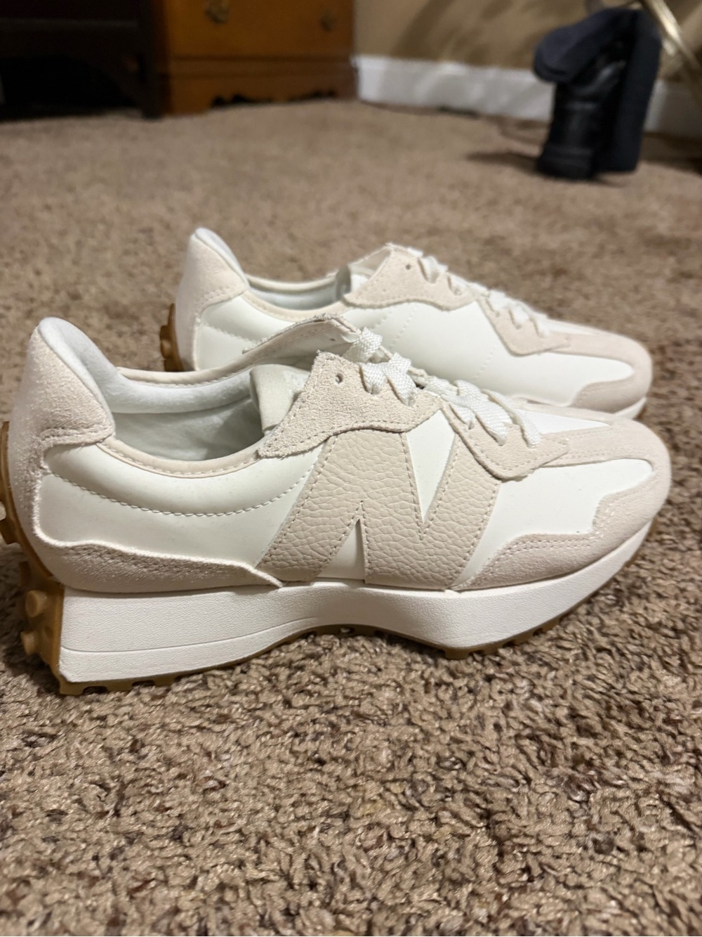 NWOB‼️New Balance 327-Linen/white
